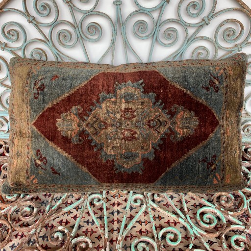 Vintage Carpet Cushion-Crp012