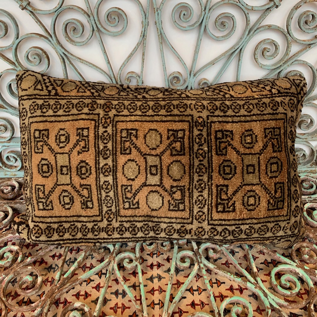 Vintage Carpet Cushion-Crp031